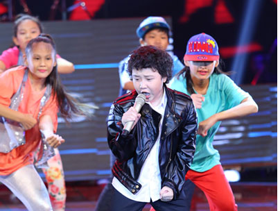 Tre con lam tro giai tri: Hat nhac nguoi lon moi an khach hinh anh