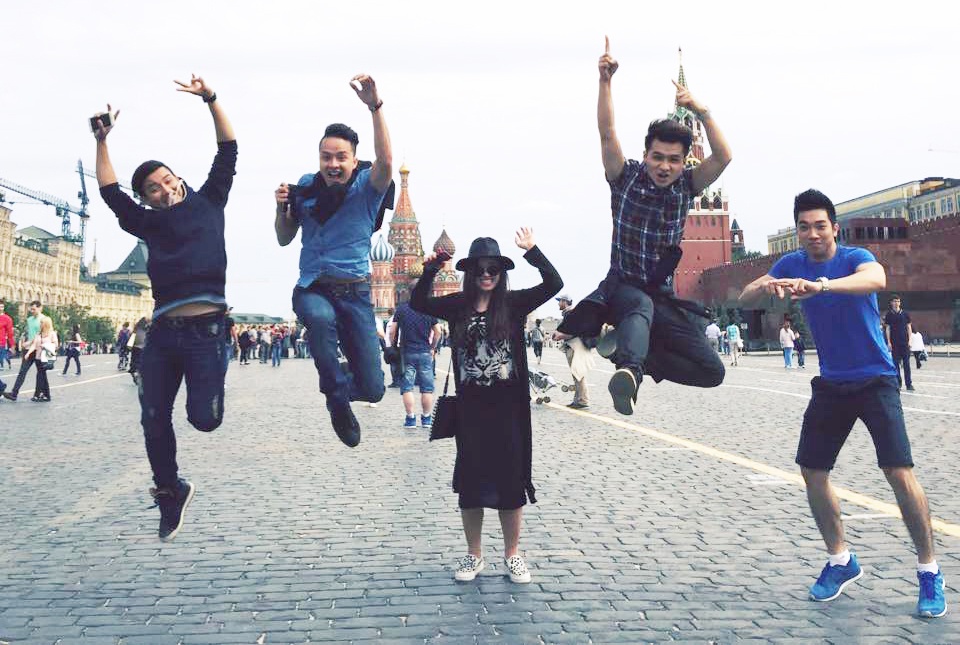 Là cô gái duy nhất trong đoàn nên Dương Hoàng Yến được các nam đồng nghiệp hết sức cưng chiều. Cô tâm sự, chuyến lưu diễn tại Nga sẽ là một trong những kỷ niệm đẹp trong cuộc đời nghệ sĩ của cô.