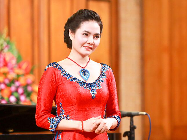 Luong Nguyet Anh hat chau van voi dan nhac dan toc hinh anh