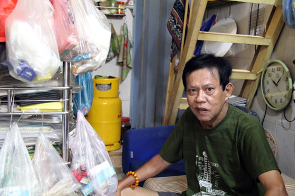 Nghe si Viet ngheo kho, co don khi ve gia hinh anh