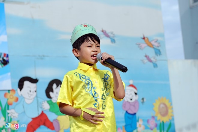 Tran Bom hat 'Con yeu bo' hinh anh