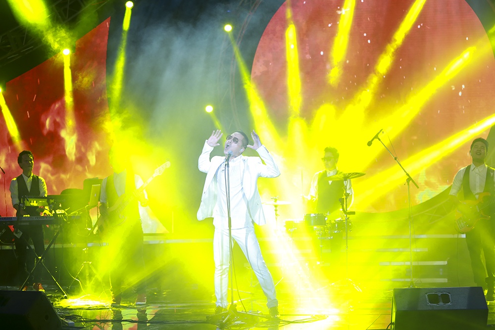 Tuan Hung bung no tren san khau Bai hat yeu thich hinh anh