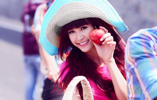 Ca si Viet tung tang tren bai bien xua tan ngay he nong nuc hinh anh