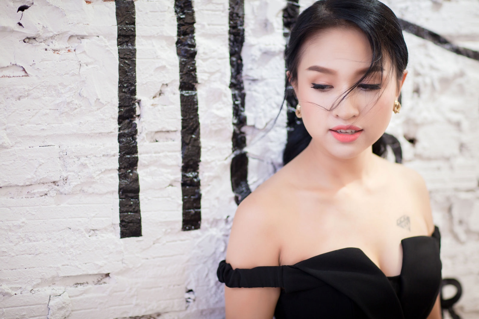 Thanh Van Hugo goi cam khoe hinh xam hinh anh