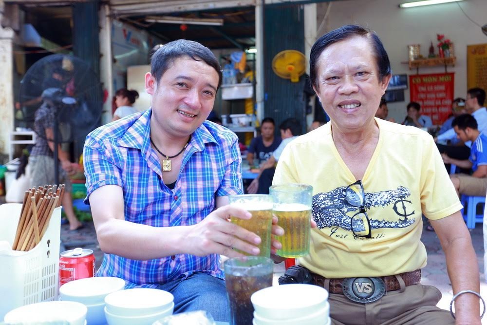 Nhac si Vinh Su uong bia hoi via he voi Chien Thang hinh anh