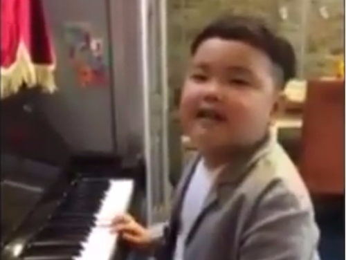 Con trai Xuan Bac cover 'Nam lay tay anh' cua Tuan Hung hinh anh