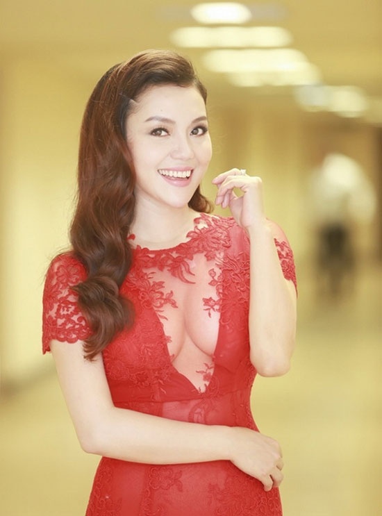 Nhập mXuất hiện tại sự kiện mới đây, nữ ca sĩ Ngọc Anh khiến nhiều người bất ngờ vì diện mạo hoàn toàn mới. Gương mặt cô thon gọn, khác hẳn mặt tròn, cằm bạnh và sẻ như trước đây.ô tả cho ảnh