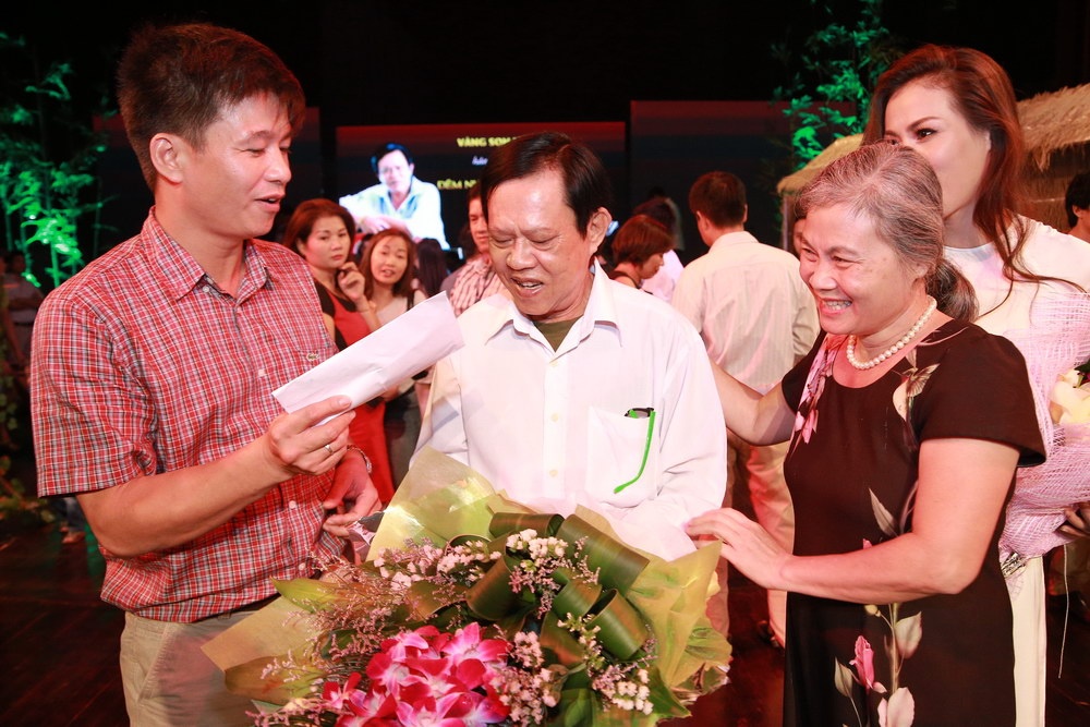 Ca si, khan gia ua len san khau tang tien 'vua nhac sen' hinh anh
