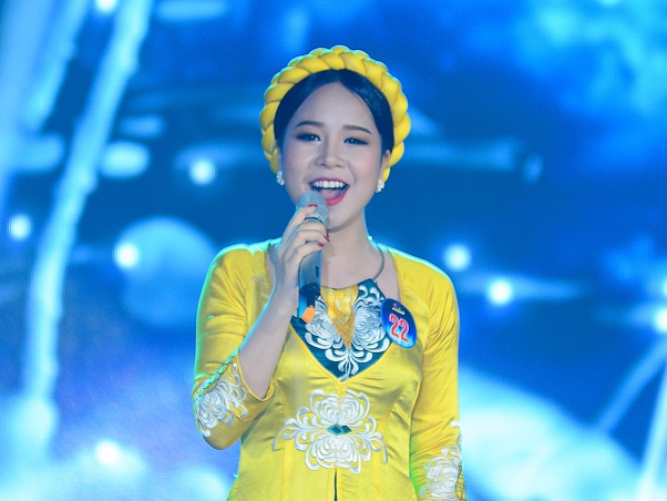 Giong ca nu ap dao tai dem chung ket nhac dan gian hinh anh