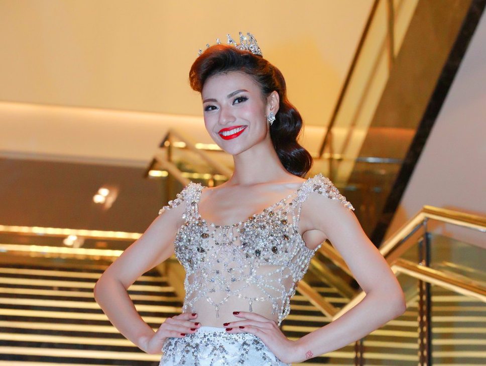 Hong Que lam co dau goi cam voi vay dinh pha le hinh anh