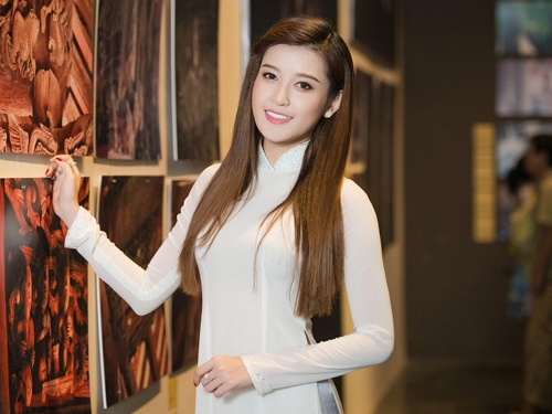 A hau Huyen My tinh khoi voi ao dai hinh anh