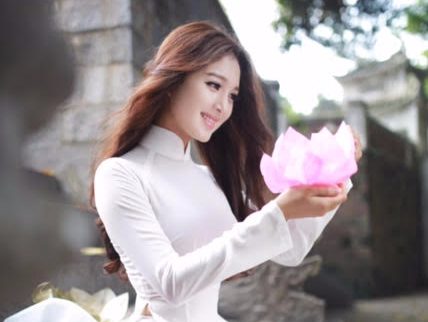 Bich Tram tinh khoi voi ao dai trang hinh anh