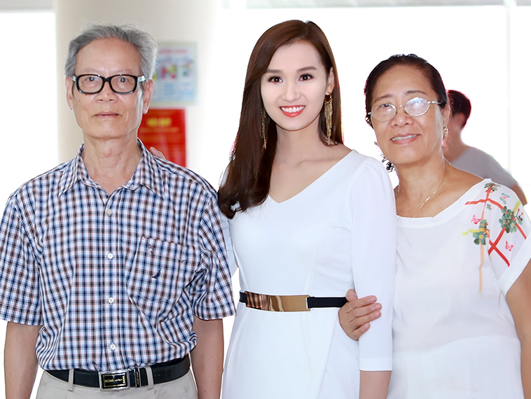 La Thanh Huyen lan dau gioi thieu bo me chong hinh anh