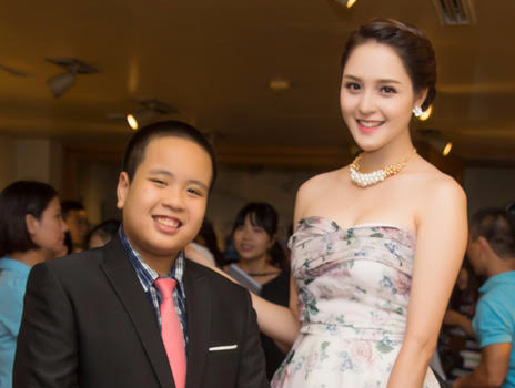 A hau Hoang Anh rang ro gap than dong Do Nhat Nam hinh anh