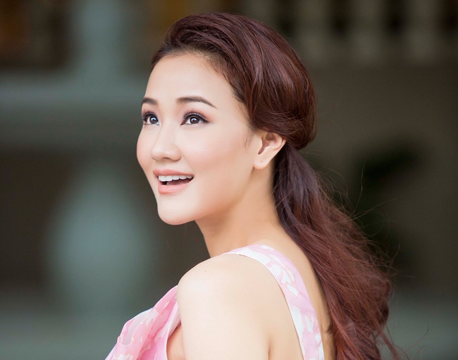 Gai mot con Maya khoe nhan sac tren pho Sai Gon hinh anh