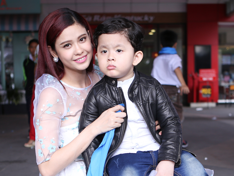 Con trai Truong Quynh Anh tinh cam hon me hinh anh