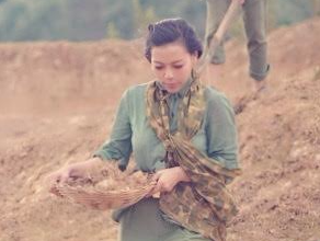 Ha Linh giau ban trai khi dong canh nude tam suoi hinh anh