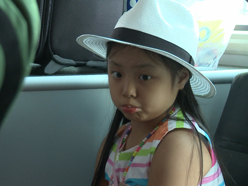 Minh Khang lo lang de con gai di may bay mot minh hinh anh