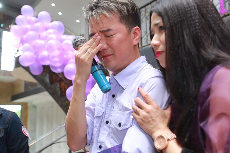 Mr Dam bat khoc khi duoc fan to chuc sinh nhat hinh anh