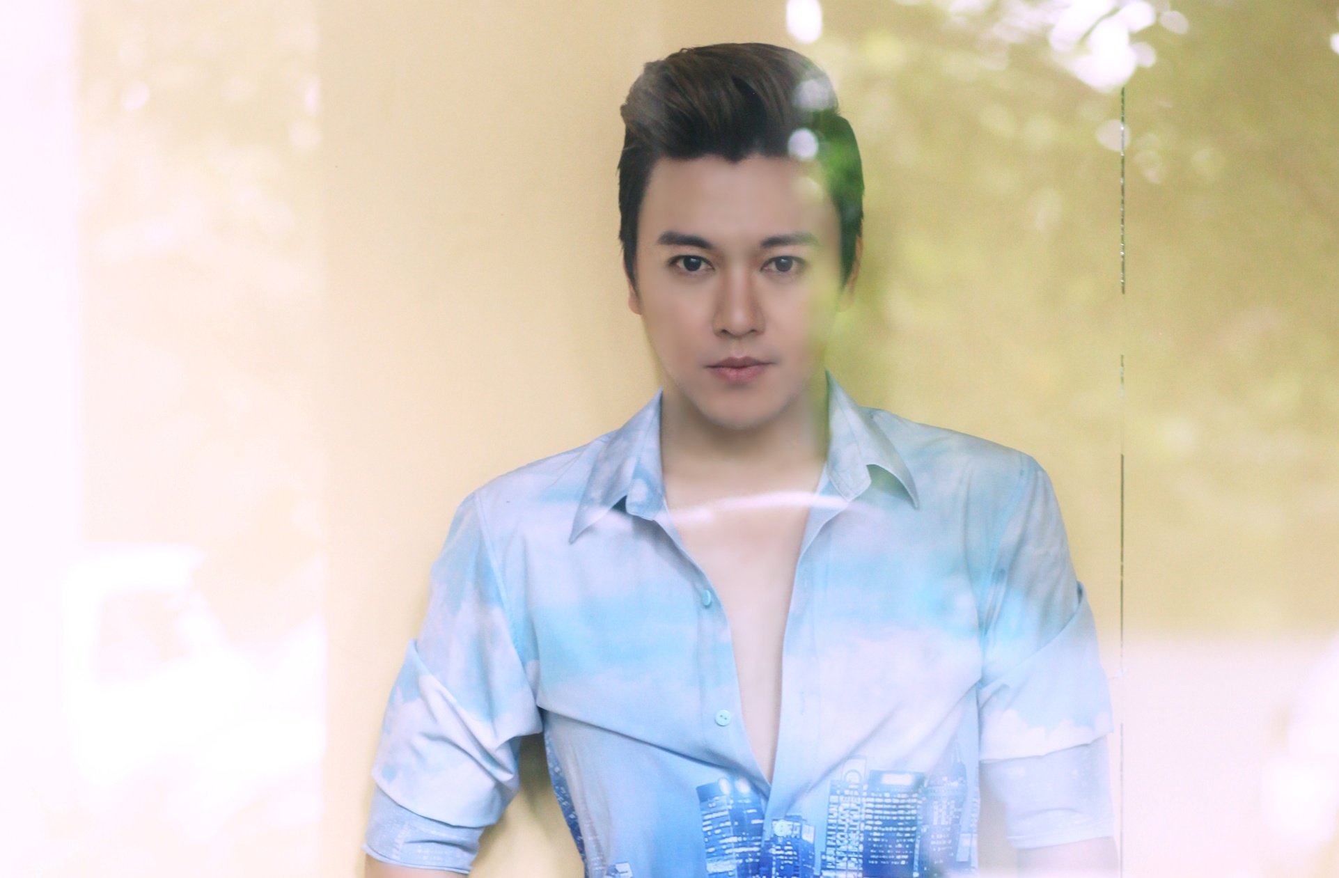 Ca si Phan Anh lich lam voi trang phuc day mau sac hinh anh