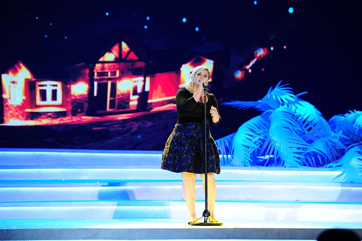 Kelly Clarkson trinh dien Because of you hinh anh