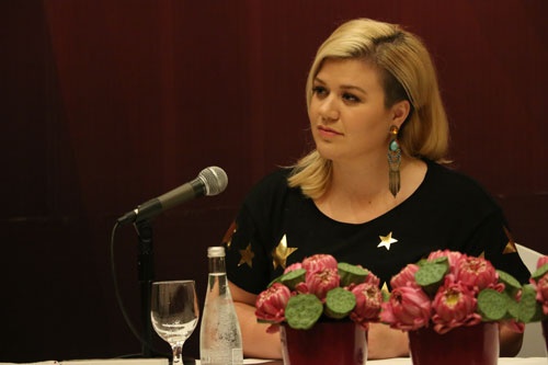 Kelly Clarkson hat A moment like this hinh anh