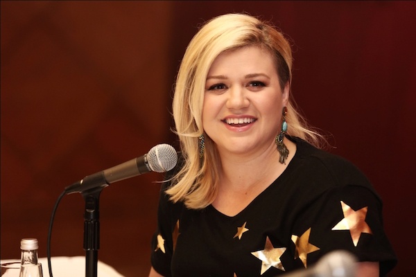 Kelly Clarkson bieu dien Stronger hinh anh