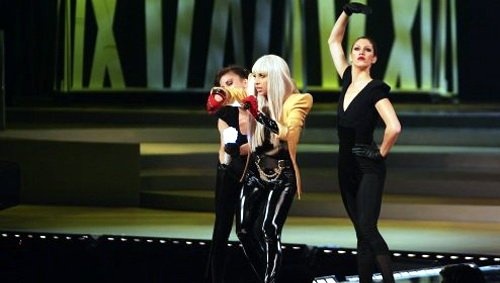 Lady Gaga trinh dien Just dance hinh anh