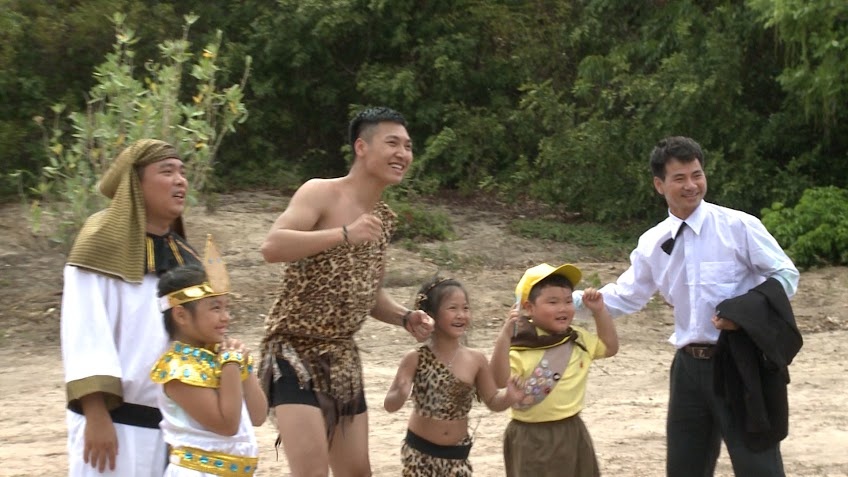 Cac cap bo con vui ve tham gia tro choi tren dao hinh anh