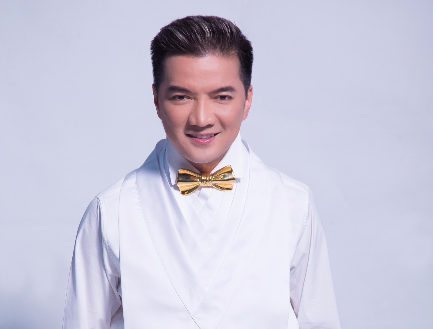 Dam Vinh Hung trinh dien cung dan motor hinh anh