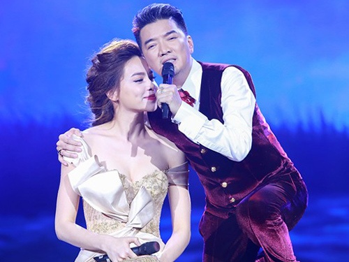 Dam Vinh Hung an can lau nuoc mat cho Ha Ho tren san khau hinh anh