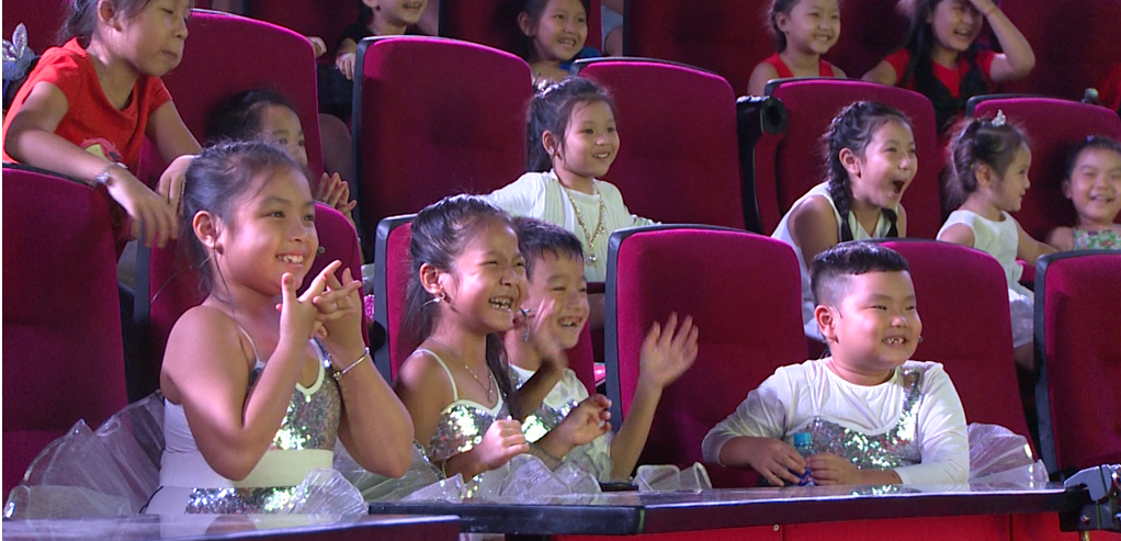 Con trai Xuan Bac thich thu xem bo hoa thien nga hinh anh