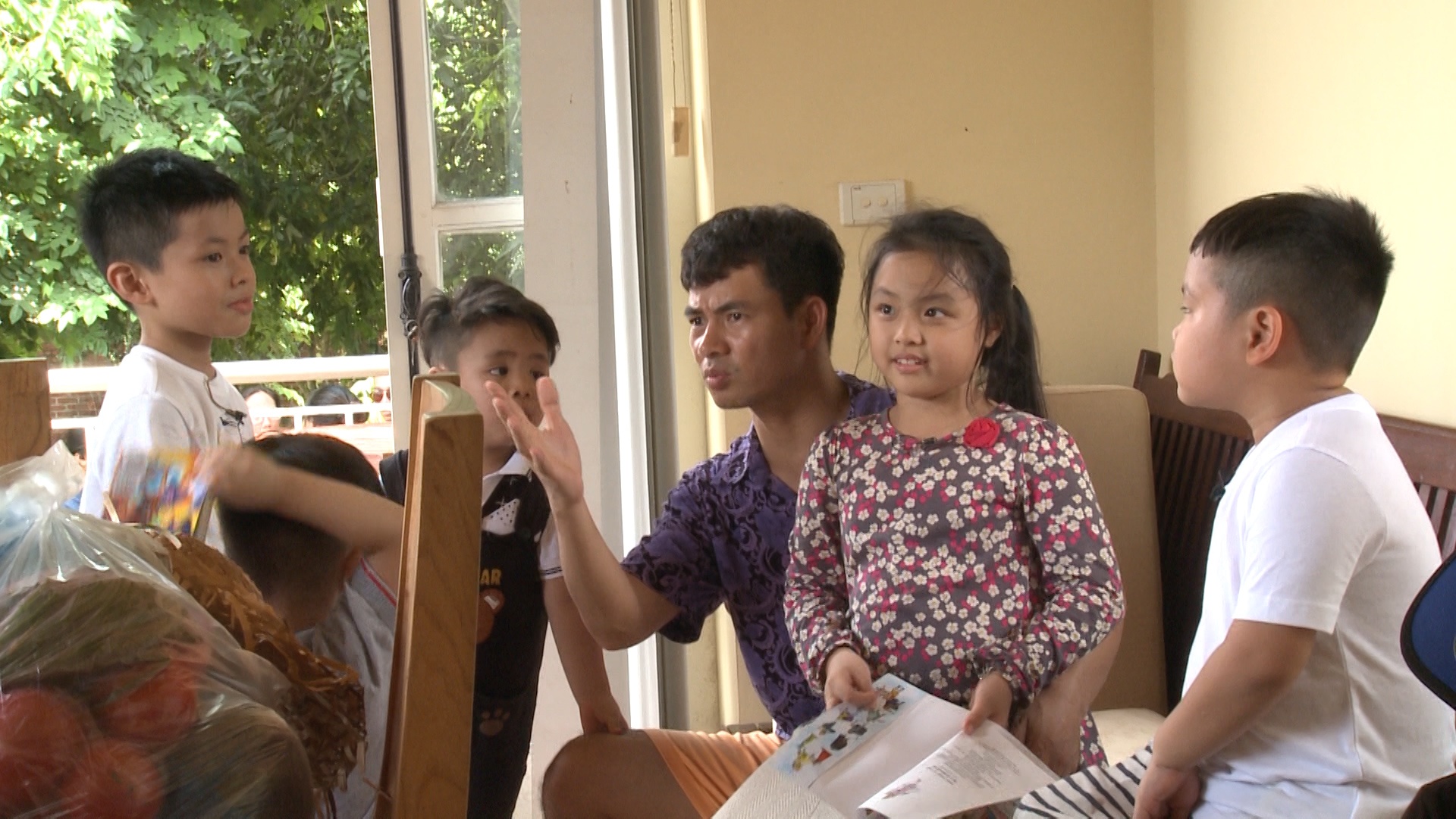 Dien vien hai Xuan Bac tro tai xem boi cho Tran Bom hinh anh