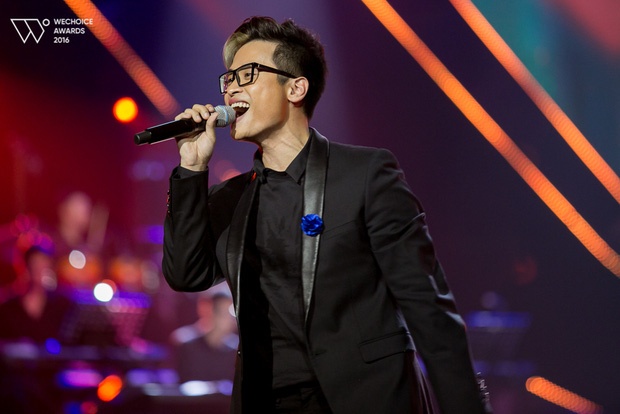 Ha Anh Tuan hat lien khuc 5 bai o giai WeChoice hinh anh
