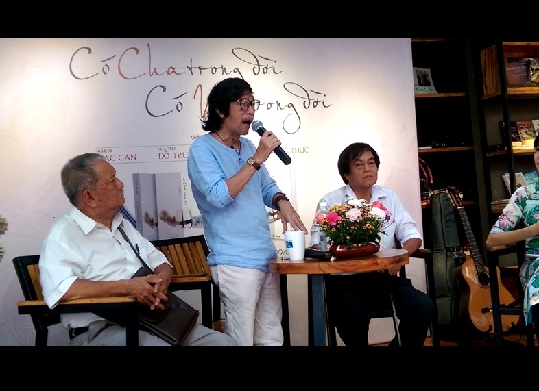 Nha tho Do Trung Quan doc bai tho ve me. hinh anh