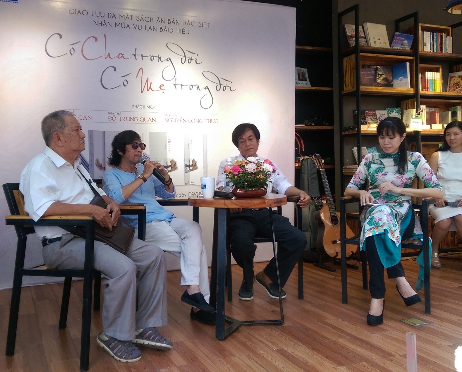 do trung quan khoc khi doc bai tho ve me anh 1