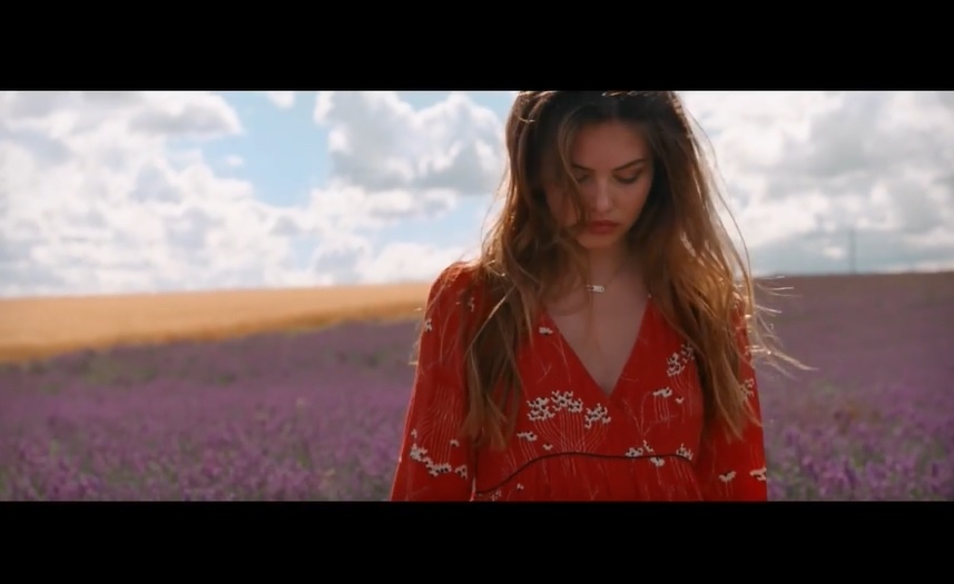 Thylane Blondeau khoe sac giua thien nhien tuoi dep cua nuoc Phap hinh anh