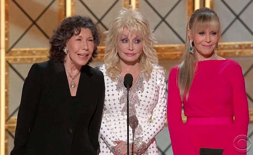 Jane Fonda va Lily Tomlin goi chinh quyen Trump la 'doi tra va lua dao hinh anh