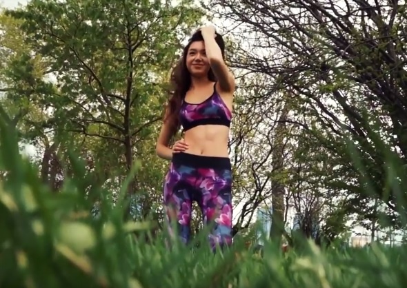 Diana Lai xinh dep trong videoblog huong dan tap bung ngoai troi hinh anh