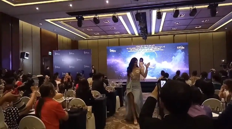 Top 70 catwalk trong buoi hop bao 29/9 - Nhung guong mat moi hinh anh