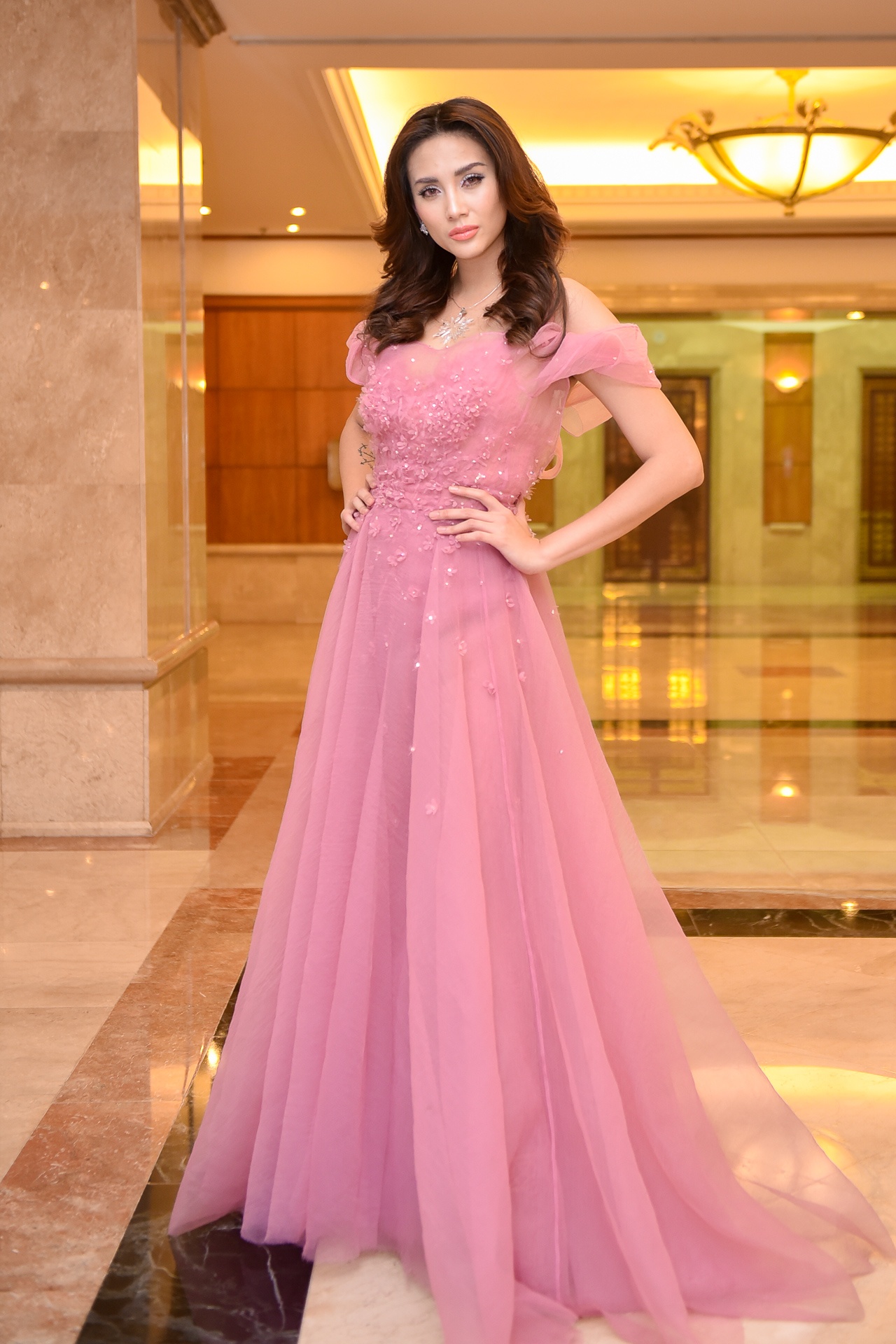 hoa hau hoan vu viet nam 2017,  pham huong,  di muon,  giam khao,  vo hoang yen anh 7