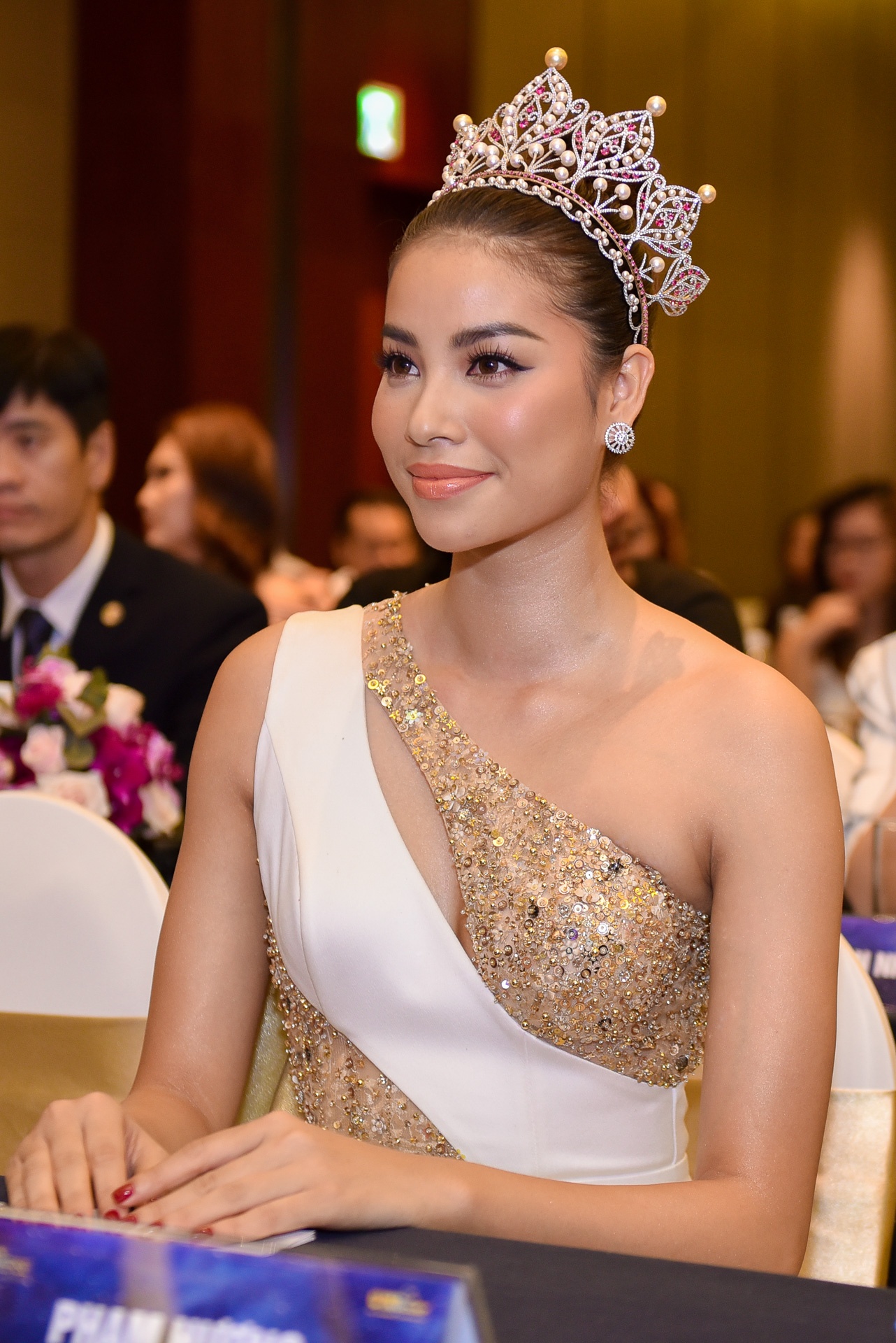 hoa hau hoan vu viet nam 2017,  pham huong,  di muon,  giam khao,  vo hoang yen anh 4