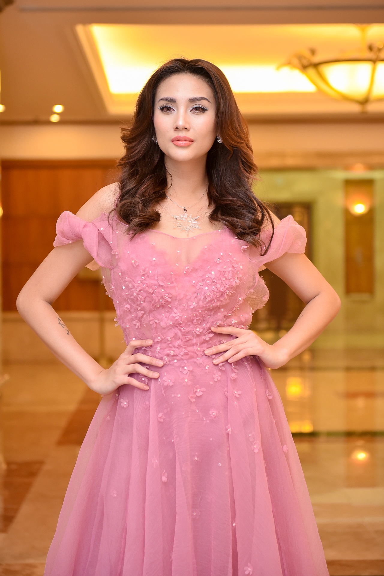 hoa hau hoan vu viet nam 2017,  pham huong,  di muon,  giam khao,  vo hoang yen anh 6