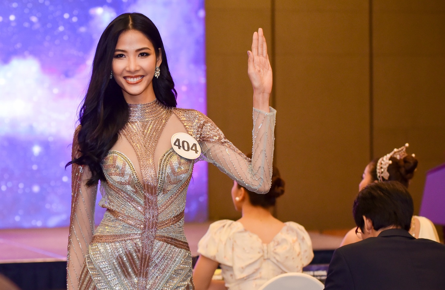 Top 70 Hoa hau Hoan vu Viet Nam catwalk ngay trong hop bao ra mat hinh anh