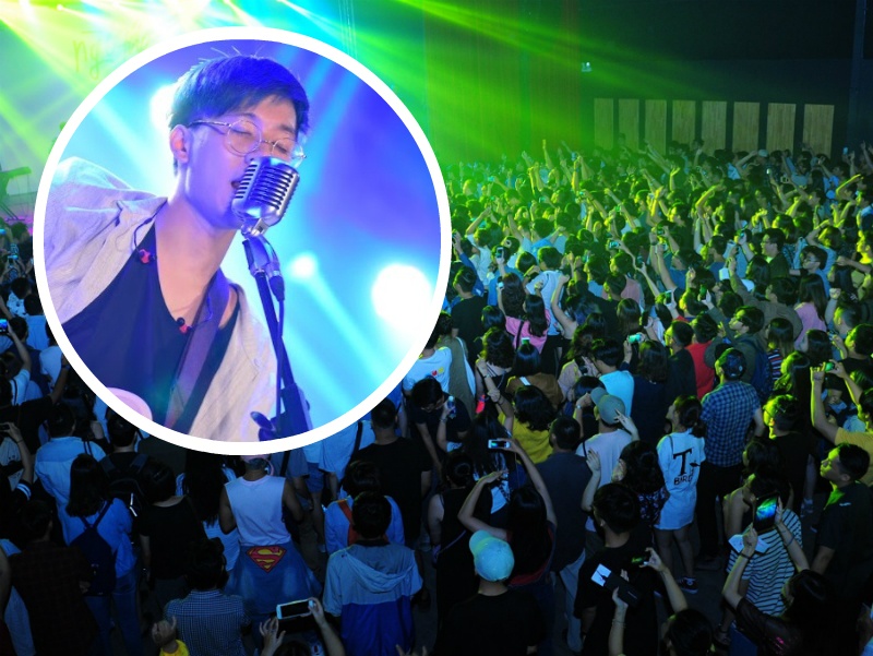 300 fan Sai Gon cuong Ngot den muc... ngoi hat den nua dem hinh anh