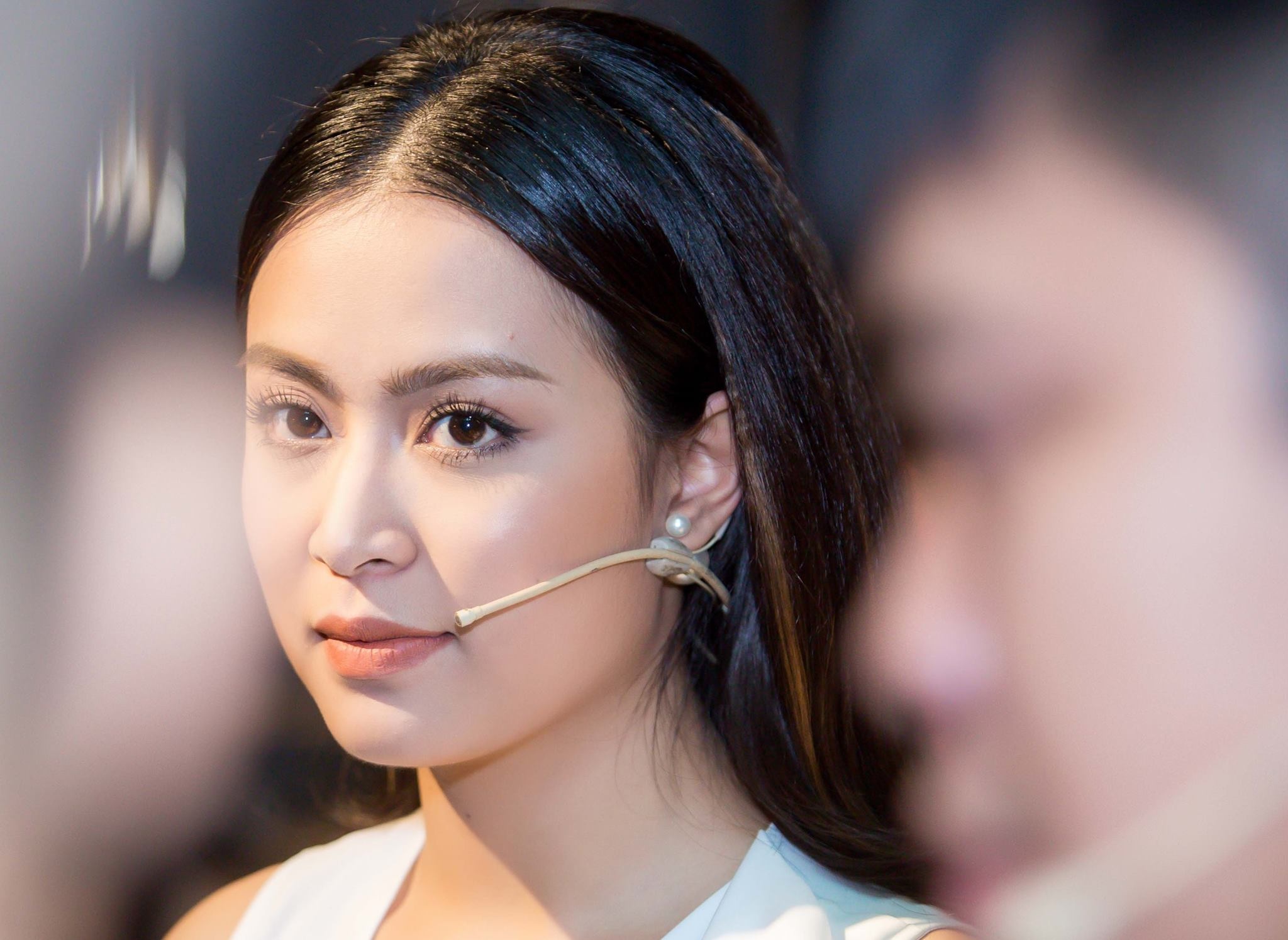 Hoang Thuy Linh ra tu truyen: 'Toi no Vang Anh mot loi xin loi' hinh anh