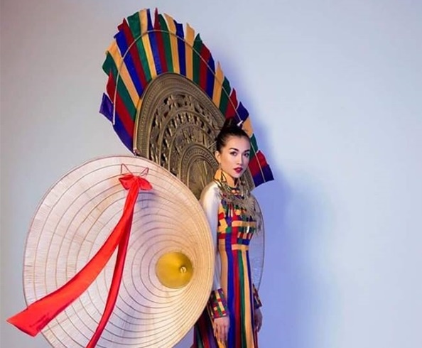Vay non la khong lo la trang phuc dan toc Viet Nam tai Miss Universe hinh anh