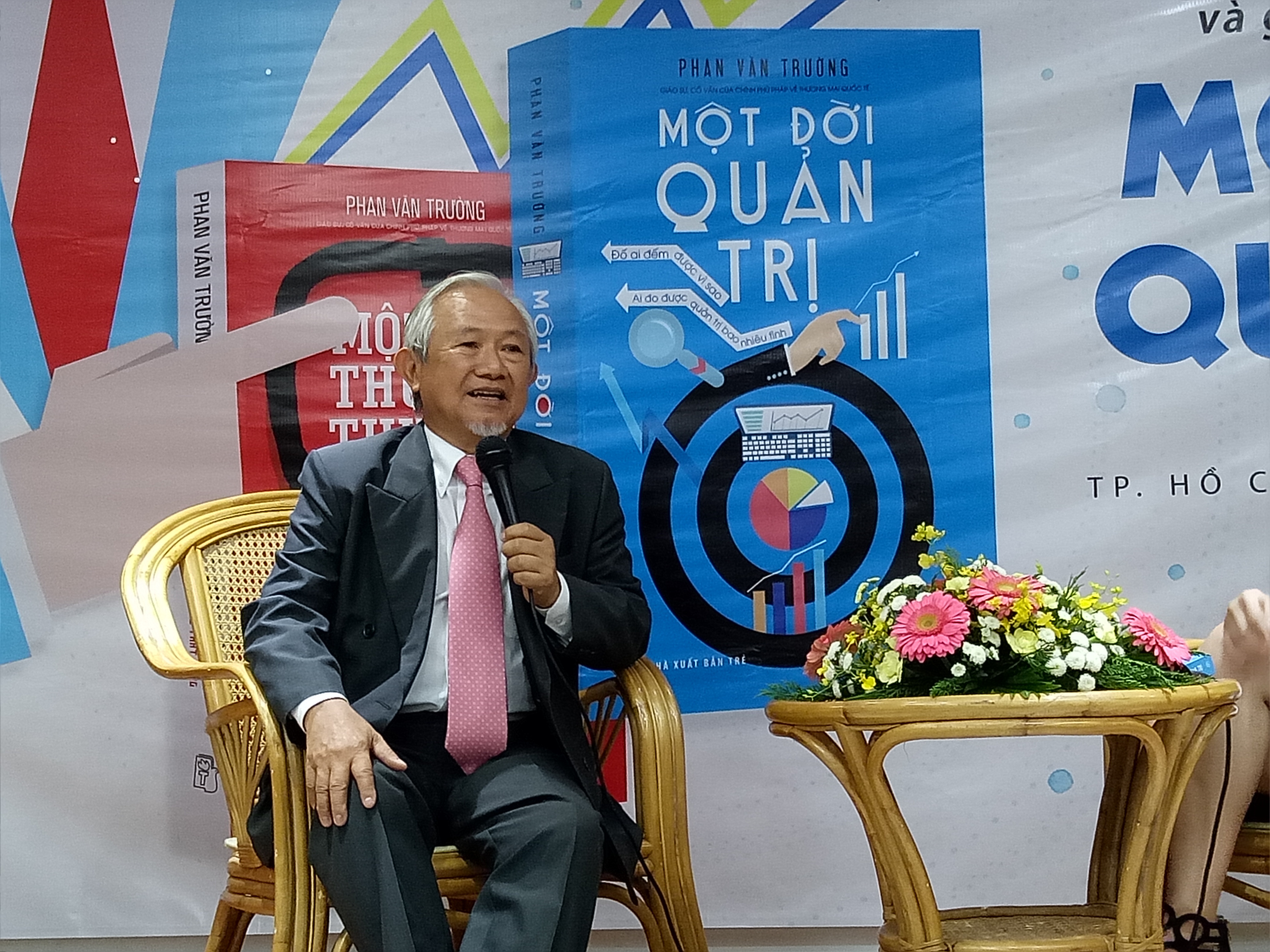 gs phan van truong mot doi quan tri anh 1
