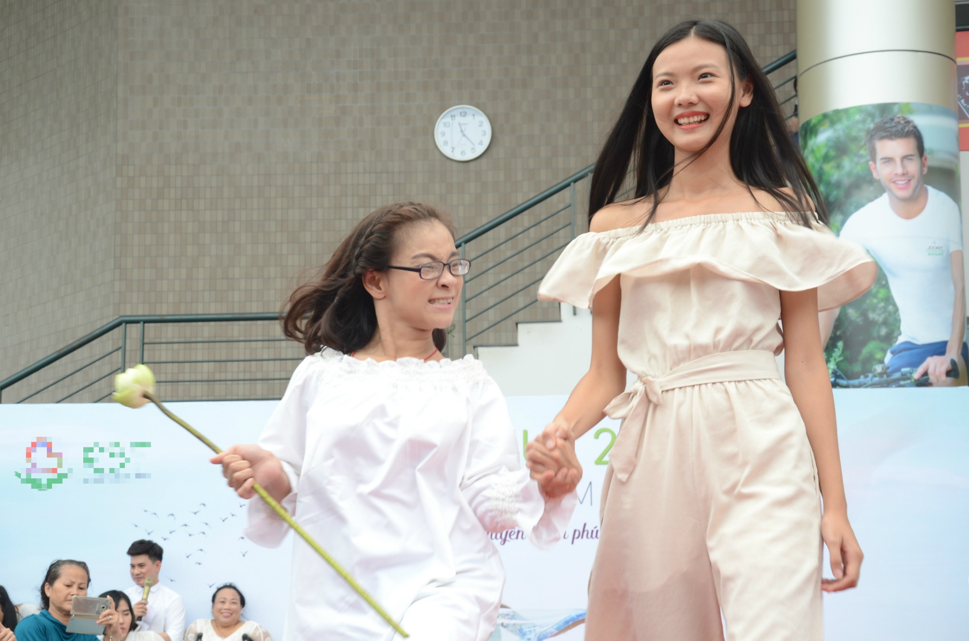 tra my next top catwalk cung mau khuyet tat anh 5