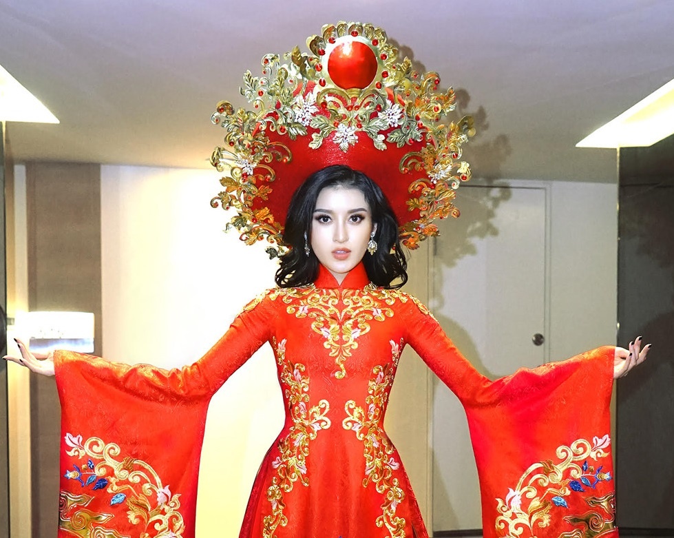 Trang phuc dan toc cua Huyen My o Hoa hau Hoa binh bi to sao chep hinh anh